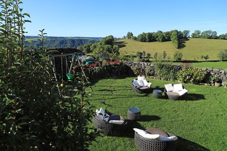 Hôtel Restaurant Les Remparts- Salers - Cantal - Jeux pour enfants